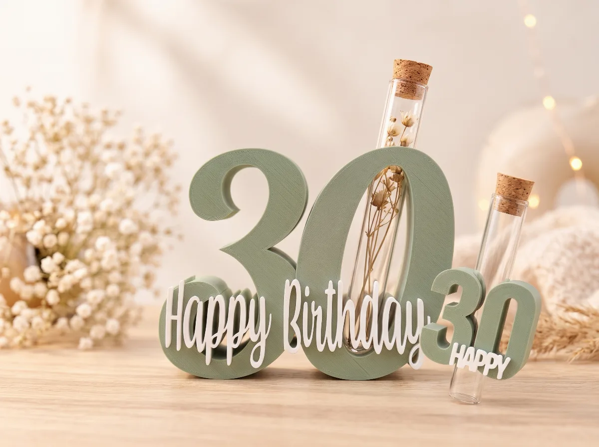 Zahl 30 mit Happy Birthday in Schreibschrift und einem Reagenzglas als Tischaufsteller